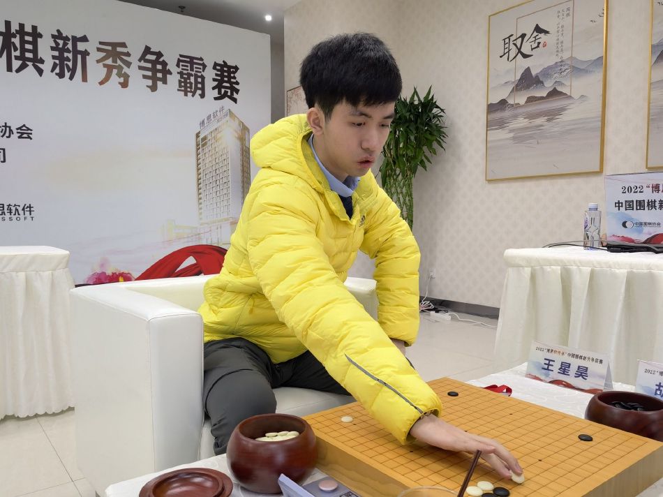 类似的乱象也发生在《牯岭街》里。